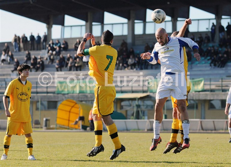 CALCIOMERCATO - La Castrense che va e quella che viene: preso il baby Guerrini dal Montefiascone. Ora si punta a convincere Toscano. Cosenza al Cerveteri, Izzi a Tolfa. La Sorianese annuncia Donninelli diesse. Colpo Fabrica: ecco mister 18 gol Adolini